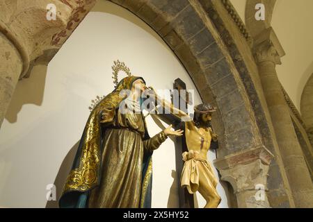 Lugo, Espagne - 10 mai 2024 : cette image capture la majesté à l'intérieur de la cathédrale de Lugo présentant une sculpture dorée détaillée du Christ et de la Vierge Banque D'Images