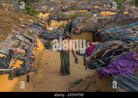 Bangladesh, Cox's Bazar. Une femme récupère de l’eau au camp de réfugiés Rohingya de Kutupalong. (Usage éditorial uniquement) Banque D'Images