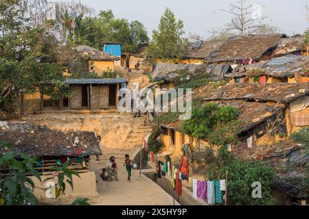 Bangladesh, Cox's Bazar. Un enfant va chercher de l'eau dans le camp de réfugiés Rohingya de Kutupalong. (Usage éditorial uniquement) Banque D'Images