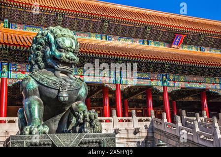 Statue de lion, porte de Tiananmen, Gugong, Cité interdite, Palais de l'Empereur, Pékin, Chine. Chinois dit dragon de porte pacifique symbole de l'empereur Banque D'Images