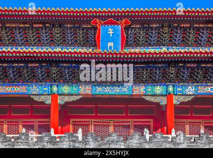 Toit d'entrée rouge, Gugong, Cité interdite, Palais de l'Empereur, Pékin, Chine. Les caractères chinois disent main Gate. Construit dans les années 1600 pendant la dynastie Ming Banque D'Images