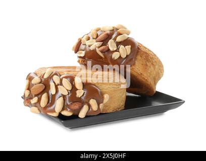 Croissants ronds avec pâte de chocolat et noix isolés sur blanc. Pâte feuilletée savoureuse Banque D'Images