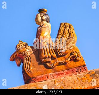 Figurine de toit 'Bitter End' toit jaune, Gugong, Cité interdite, Palais de l'Empereur, Pékin, Chine. Construit dans les années 1400 pendant la dynastie Ming Banque D'Images