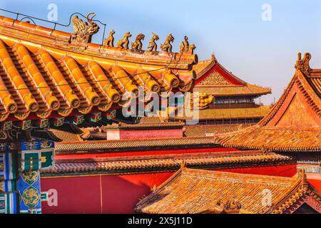 Toiture figurines 'Bitter End' décoration toits jaunes, Gugong, Cité interdite, Palais de l'Empereur, Pékin, Chine. Construit dans les années 1400 pendant la dynastie Ming Banque D'Images