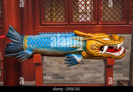 Old Wooden Dragon Fish Bell Fayuan Temple bouddhiste, Pékin, Chine. Cette cloche en bois est utilisée pour appeler les moines bouddhistes à la prière. Banque D'Images