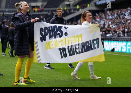 Photo datée du 14-04-2024 du gardien de Tottenham Hotspur Barbora Votikova (à gauche) et Ramona Petzelberger célébrant la demi-finale de la FA Cup féminine Adobe. Tottenham participera à une finale de la FA Cup féminine pour la première fois dimanche après une course mouvementée dans la compétition de cette année. Date d'émission : vendredi 10 mai 2024. Banque D'Images