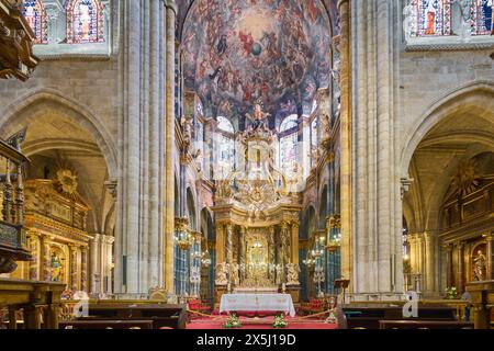 Lugo, Espagne - 10 mai 2024 : image de l'autel de la cathédrale de Lugo, témoignage de l'art sacré et de l'architecture historique, avec des détails dorés Banque D'Images