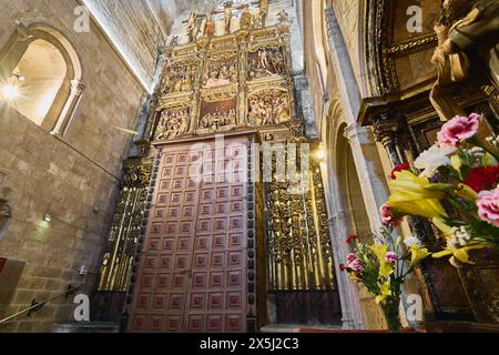 Lugo, Espagne - 10 mai 2024 : une porte rouge ornée servant d'entrée à la cathédrale de Lugo, se distinguant par son design complexe et ses couleurs éclatantes. Banque D'Images