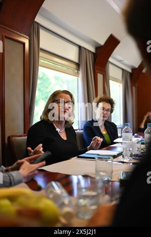 Na, Ukraine. 10 mai 2024. Svenja Schulze (SPD, l), ministre fédéral de la coopération économique et du développement, s'entretient avec des journalistes lors d'un voyage en train de Kiev à Lviv dans le cadre d'une visite en Ukraine. Le but de ce voyage est de préparer la conférence de reconstruction pour l'Ukraine, qui aura lieu à Berlin les 11 et 12 juin. Crédit : Sebastian Christoph Gollnow/dpa/Alamy Live News Banque D'Images