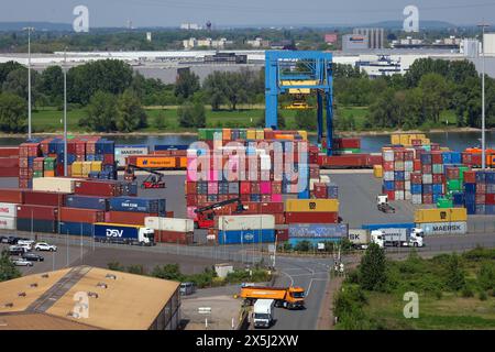 Duisburg, Ruhrgebiet, Nordrhein-Westfalen, Deutschland - Containerterminal im Hafen Duisburg am Rhein in in Wanheim-Angerhausen, Kombinierte Verkehre und Abfertigung, Containerlager, intermodales Containerterminal verbindet, Binnenschiff, Bahn und LKW, HGK intermodal. Duisburg Nordrhein-Westfalen Deutschland *** Duisburg, Ruhr area, Rhénanie du Nord-Westphalie, Allemagne terminal à conteneurs dans le port de Duisburg sur le Rhin à Wanheim Angerhausen, transport combiné et manutention, stockage de conteneurs, terminal intermodal à conteneurs reliant barge, rail et camion, HGK intermodal Duisburg Rhénanie du Nord-Ouest Banque D'Images