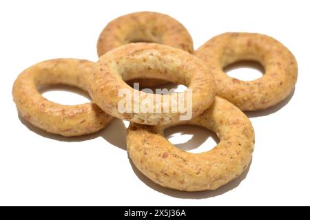 Les bagels prêts à manger cuits à partir de pâte sans levure reposent sur un fond blanc. Banque D'Images