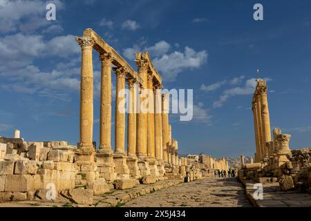 Jordan, Amman. Cardo Maximus, route principale. Ruines romaines avec temple, forum et amphithéâtre. Banque D'Images