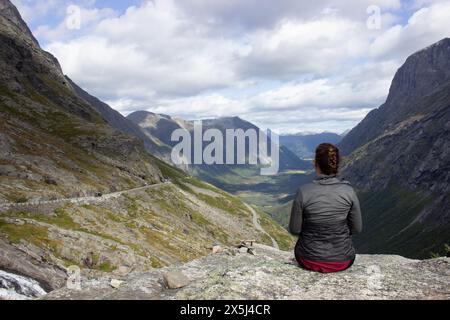 Femme contemplant la vallée pittoresque de montagne en Norvège Banque D'Images