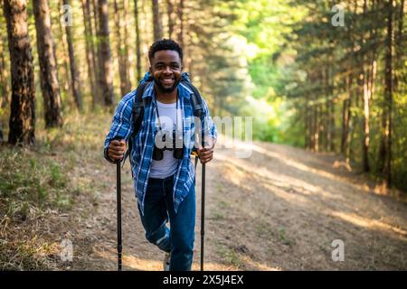 Le jeune homme aime la randonnée dans la nature. Banque D'Images