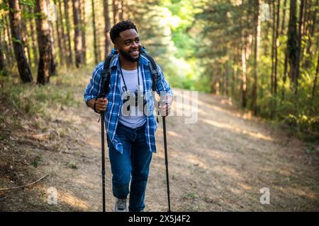 Le jeune homme aime la randonnée dans la nature. Banque D'Images