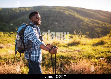 Le jeune homme aime la randonnée dans la nature. Banque D'Images