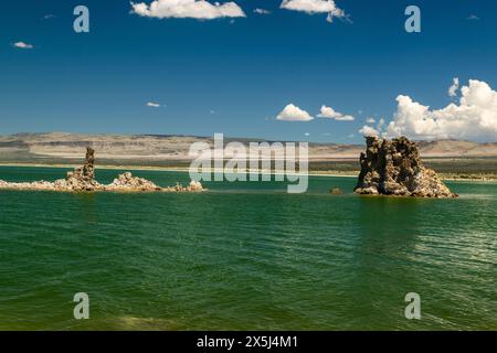 Les tours de tuf s'élèvent du lac Mono sur fond montagneux Banque D'Images