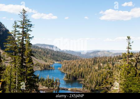 Vue surélevée sur un lac de montagne serein entouré de forêts. Banque D'Images