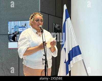 Tel Aviv, Israël. 10 mai 2024. L'israélien Tali Hadad intervient à l'exposition 'les humains du 7 octobre', par l'artiste et photojournaliste israélien Erez Kaganovitz, à l'ambassade d'Allemagne à tel Aviv. Tali Hadad de la ville d'Ofakim a survécu au massacre du Hamas le 7 octobre. Son fils a été grièvement blessé. Crédit : Sara Lemel/dpa/Alamy Live News Banque D'Images