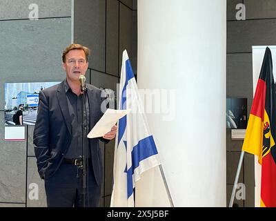 Tel Aviv, Israël. 10 mai 2024. L'ambassadeur d'Allemagne en Israël, Steffen Seibert, intervient lors de l'ouverture de l'exposition 'les humains du 7 octobre', de l'artiste et photojournaliste israélien Erez Kaganovitz, à l'ambassade d'Allemagne à tel Aviv. Crédit : Sara Lemel/dpa/Alamy Live News Banque D'Images