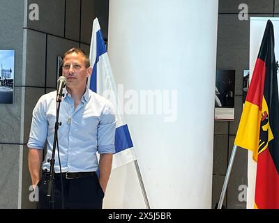 Tel Aviv, Israël. 10 mai 2024. L'artiste et photojournaliste israélien Erez Kaganovitz intervient lors de l'ouverture de l'exposition 'les humains du 7 octobre'. Avec cette exposition, Kaganovitz veut raconter les histoires de personnes qui ont vécu directement le massacre du Hamas dans la région frontalière israélienne. Crédit : Sara Lemel/dpa/Alamy Live News Banque D'Images