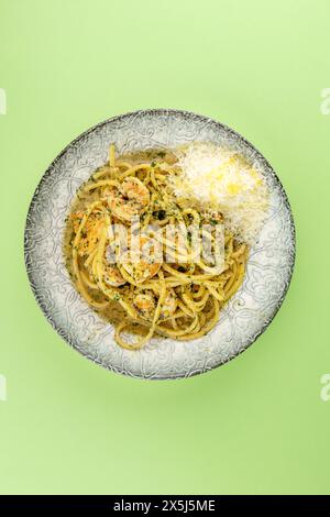 pâtes aux crevettes, sauce pesto et parmesan Banque D'Images