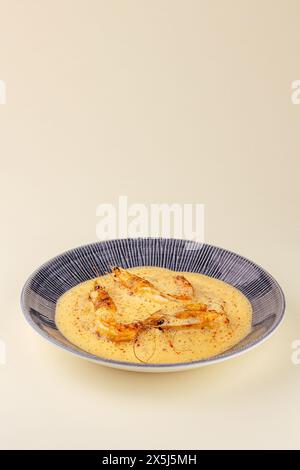 soupe au fromage avec des crevettes sur une assiette Banque D'Images