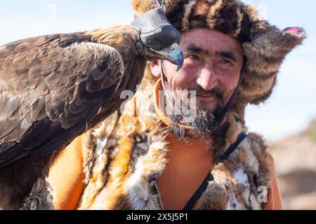 Asie, Mongolie, Province de Bayan-Oglii. Altaï Eagle Festival, portrait d'un chasseur d'aigle kazakh. (Usage éditorial uniquement) Banque D'Images