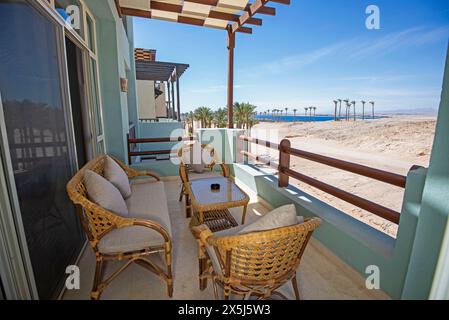 Meubles de terrasse d'un appartement de luxe dans la station tropicale avec mobilier et vue sur la mer depuis le balcon Banque D'Images