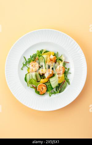 salade aux crevettes, légumes et sauce Banque D'Images