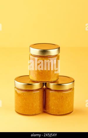 confiture dans un bocal sur un fond coloré Banque D'Images