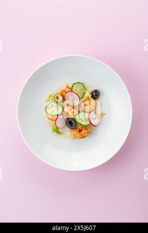 salade aux crevettes, légumes et sauce Banque D'Images