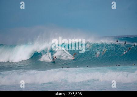 Deux surfeurs sur la même vague à Pipeline à Hawaï Banque D'Images