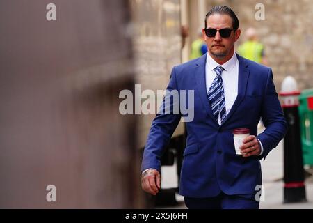 Le policier de la Metropolitan police Perry Lathwood arrive à la City of London Magistrates' court, où il est accusé de voies de fait par coups en relation avec des blessures causées au bras d'une femme lors d'une arrestation pour évasion fiscale injustifiée le 21 juillet 2023 à Croydon. PC Lathwood est attaché au commandement de la police routière du met. Date de la photo : vendredi 10 mai 2024. Banque D'Images