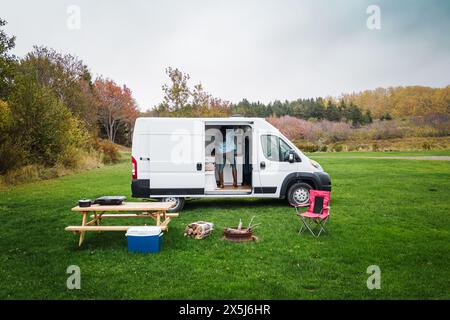 Vie confortable dans un camping-car au milieu des couleurs de l'automne de la Nouvelle-Écosse Banque D'Images