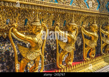 Golden Blue Guardians, Grand Palais, Bangkok, Thaïlande. Palace a été la maison du roi de Thaïlande de 1782 à 1925 Banque D'Images