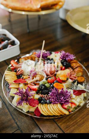 Planche de charcuterie avec miel frais, viandes, fromages et Saint-Valentin Banque D'Images