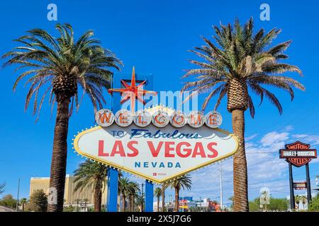 Bienvenue au fabuleux Las Vegas Nevada Neon célèbre signe vintage à la lumière du jour Banque D'Images