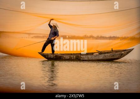 Vietnam, Hoi an. Pêcheur avec son filet au delta de Hoi an. (Usage éditorial uniquement) Banque D'Images