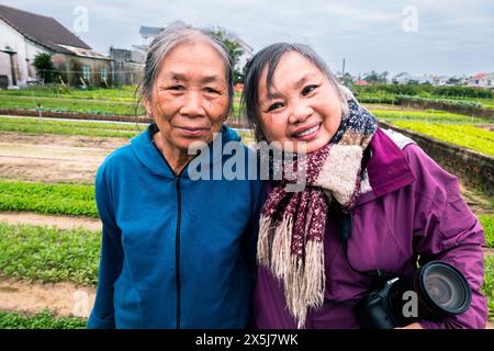 Vietnam, Hoi an. Agriculture dans la cour arrière. Une tradition commune au Vietnam. Avec des visiteurs sympathiques. (Usage éditorial uniquement) Banque D'Images