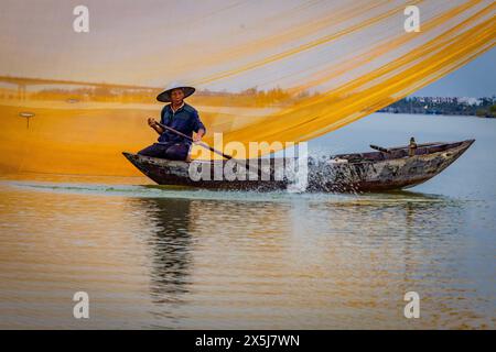 Vietnam, Hoi an. Pêcheur avec son filet au delta de Hoi an. (Usage éditorial uniquement) Banque D'Images