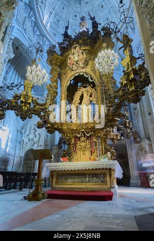 Lugo, Espagne - 10 mai 2024 : chapelle dorée de conception complexe abritant la statue de la Vierge aux grands yeux à la cathédrale Santa Maria, Lugo, Espagne. Banque D'Images