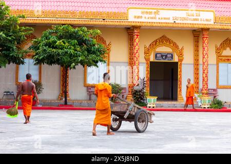 Vietnam. Moines au temple bouddhiste khmer. (Usage éditorial uniquement) Banque D'Images