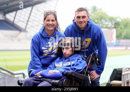 Rob Burrow (au centre) avec sa femme Lindsey Burrow et Kevin Sinfield (à droite) lors d'une conférence téléphonique pour le Marathon Rob Burrow Leeds. Date de la photo : vendredi 10 mai 2024. Banque D'Images