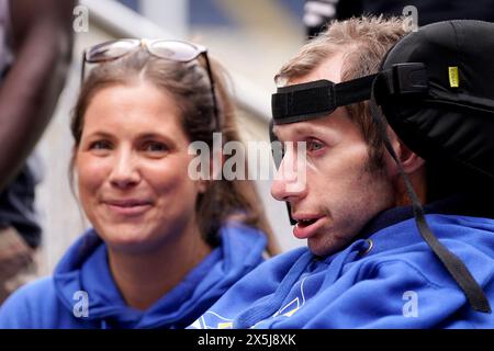 Rob Burrow (à droite) avec sa femme Lindsey Burrow lors d'une communication médiatique pour le Marathon Rob Burrow Leeds. Date de la photo : vendredi 10 mai 2024. Banque D'Images