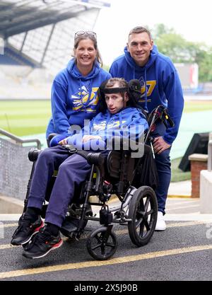 Rob Burrow (au centre) avec sa femme Lindsey Burrow et Kevin Sinfield (à droite) lors d'une conférence téléphonique pour le Marathon Rob Burrow Leeds. Date de la photo : vendredi 10 mai 2024. Banque D'Images