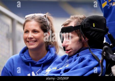 Rob Burrow (à droite) avec sa femme Lindsey Burrow lors d'une communication médiatique pour le Marathon Rob Burrow Leeds. Date de la photo : vendredi 10 mai 2024. Banque D'Images