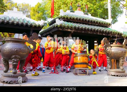 Vietnam, Saigon, Ho Chi Minh ville. Danseurs de dragon divertissant dans le temple historique de Saigon en soutien aux visiteurs de Ho Chi Minh ville, le gouvernement célébrant Tet aka nouvel an. (Usage éditorial uniquement) Banque D'Images