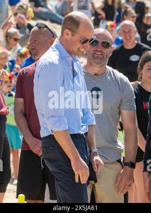 Newquay, Angleterre, Royaume-Uni. 09 mai 2024. Prince William, Prince de Galles visite Fistral Beach. Crédit : Anwar Hussein/Alamy Live News Banque D'Images