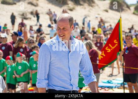 Newquay, Angleterre, Royaume-Uni. 09 mai 2024. Prince William, Prince de Galles visite Fistral Beach. Crédit : Anwar Hussein/Alamy Live News Banque D'Images